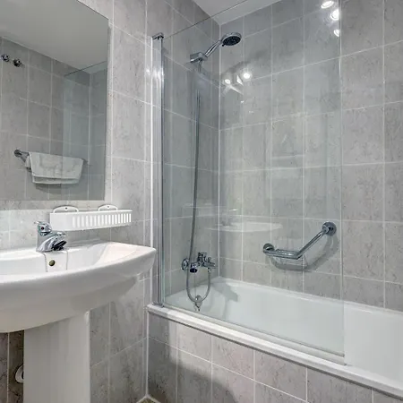 Apartment Sleeps 8 Aircon Fast Wifi 63 Inch Tv Secure Underground Parking Free Netflix
