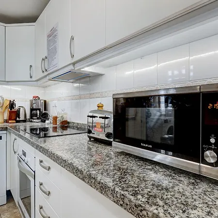 Marbella Sleeps 8 Aircon Secure Underground Parking Free Netflix Fast Internet Apartment